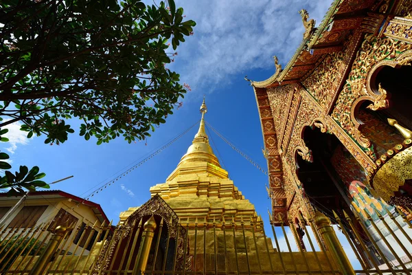 Thaise tempel van boeddhisme, wat mahawan tempel in lamphun — Stockfoto