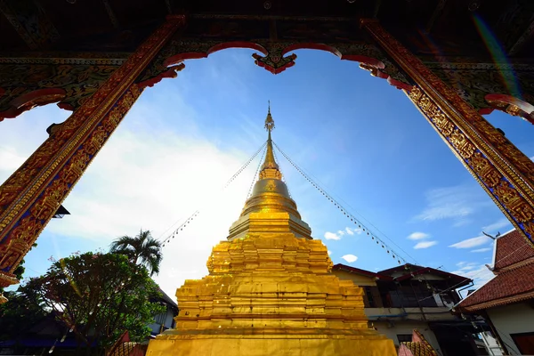 Thaise tempel van boeddhisme, wat mahawan tempel in lamphun — Stockfoto