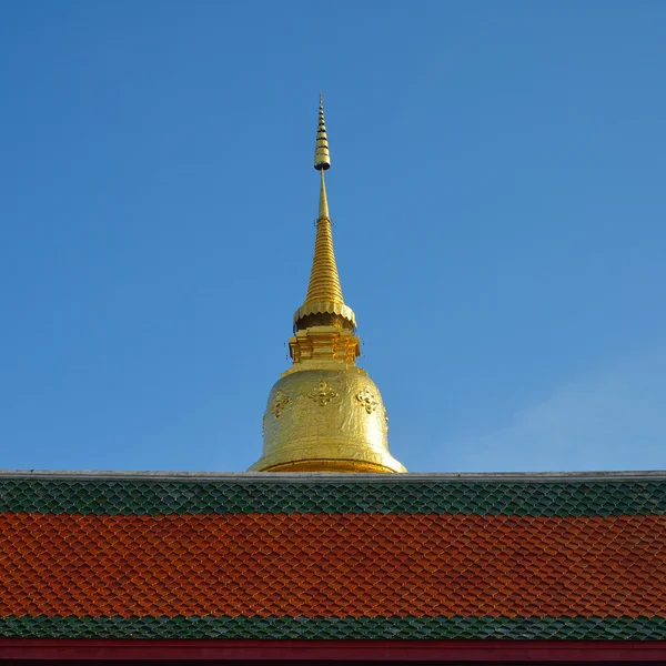 사원에서 태국 북부의 황금 탑 건축 — 스톡 사진