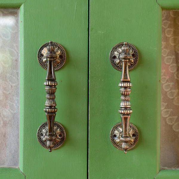 Maniglia della porta su porta di legno verde — Foto Stock