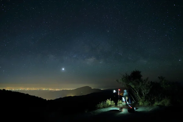 Paisagem da Via Láctea belo céu na montanha Doi Inthanon — Fotografia de Stock