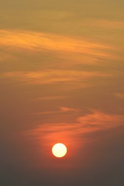 büyük güneş gökyüzünde bulutlar arka plan üzerinde