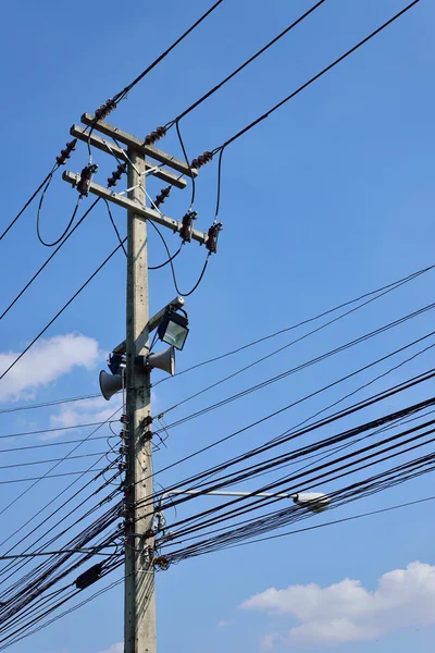 Post kablo ve elektrik telleri — Stok fotoğraf