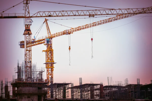 Sitio de construcción con grúas, imagen de tono retro — Foto de Stock