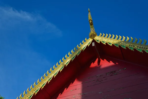 Gouden gable over de architectuur van het dak van Noord-thailand — Stockfoto
