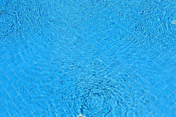 抽象的蓝色波纹游泳池里的水 — 图库照片
