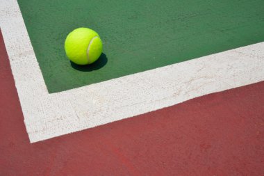 Yeşil eski kortunda tenis topu
