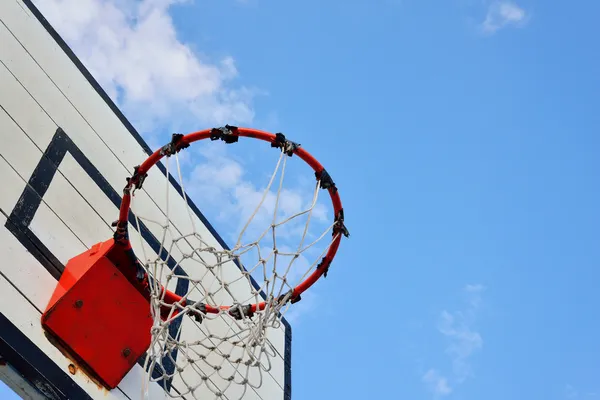 Mavi gökyüzü arka planlı basketbol potası — Stok fotoğraf