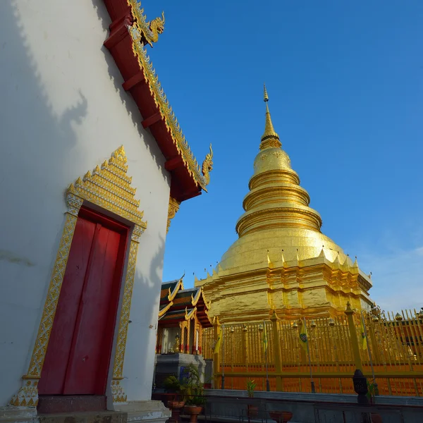Goldene Pagodenarchitektur Nordthailands im Tempel — Stockfoto