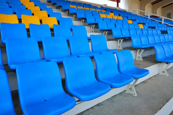 空の明るい青の競技場の座席 — ストック写真
