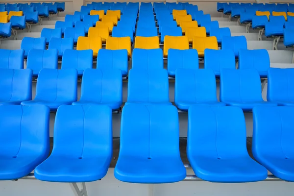 Leeg helder blauwe stadion zitplaatsen — Stockfoto