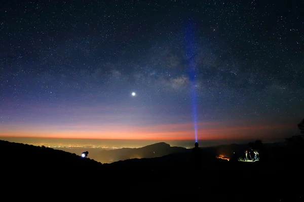 Paisagem da Via Láctea belo céu na montanha Doi Inthanon — Fotografia de Stock