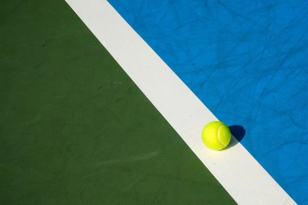Tennisball auf dem Tennisplatz Hintergrund — Stockfoto