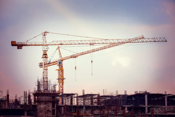 Local de construção com guindastes no fundo do céu — Fotografia de Stock