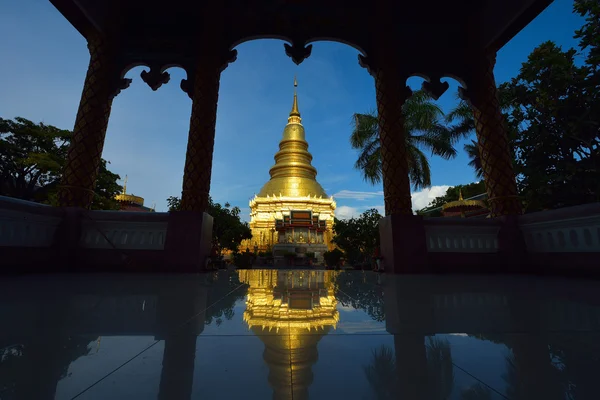 Architettura a pagoda dorata della Thailandia settentrionale — Foto Stock