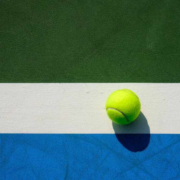 Tennisbal op tennis Hof achtergrond — Stockfoto