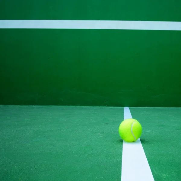 Tenis topu yeşil sahada — Stok fotoğraf