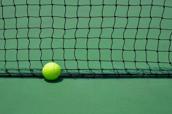 Pelota de tenis en verde vieja cancha —  Fotos de Stock