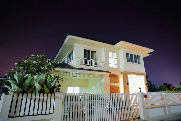 Casa grande luz abierta en los suburbios por la noche — Foto de Stock
