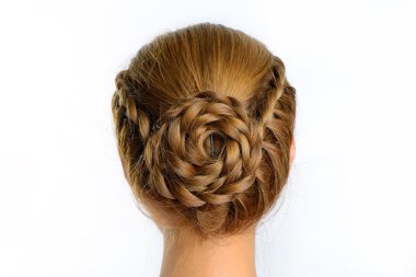 izole uzun örgü yaratıcı Kahverengi saç stili