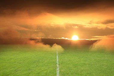 Futbol alanı Stadı yeşil çim, güneş spor oyunu geri