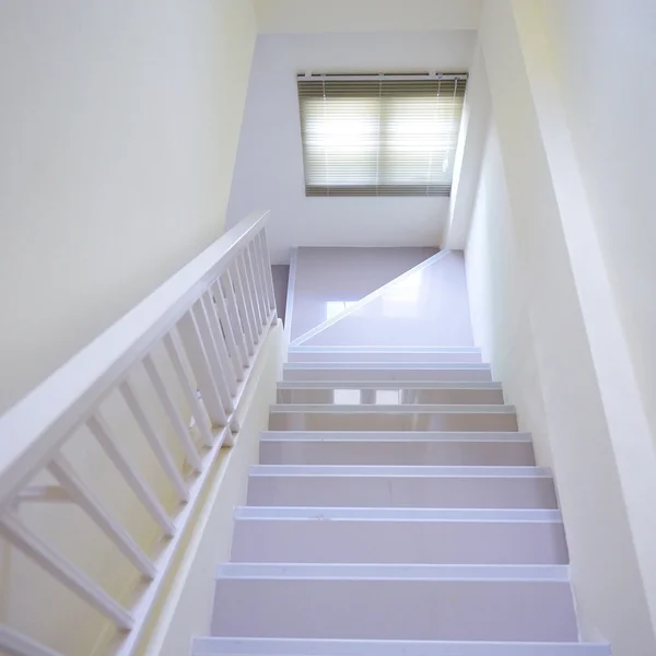 Интерьер лестницы в белом доме — стоковое фото
