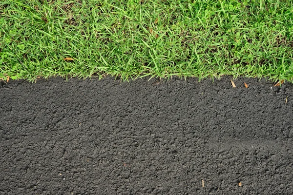 Nuova superficie stradale asfaltata ed erba verde, sfondo — Foto Stock