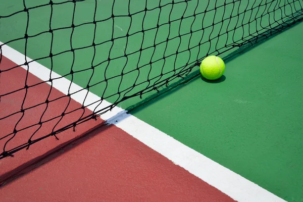 Tennisball auf dem grünen Platz — Stockfoto