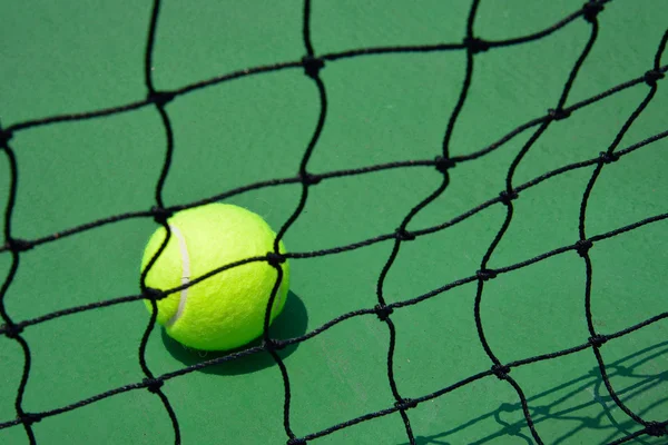 Tennisbal op groene Hof — Stockfoto