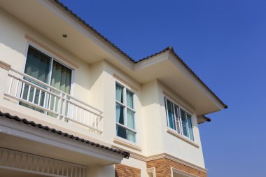 büyük bir ev modern tarzı ile mavi gökyüzü arka plan