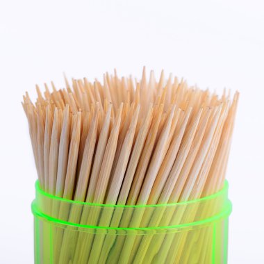 Kürdanlar beyaz arkaplanda izole edilmiş