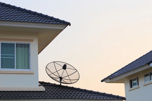Antenas parabólicas e antenas de TV no telhado da casa — Fotografia de Stock
