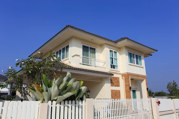 Groot huis moderne stijl met blauwe hemelachtergrond — Stockfoto