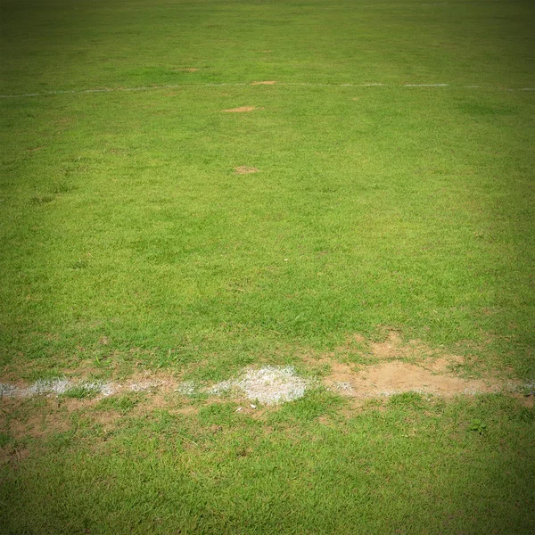 Beginpunt van spel op groen gras in voetbalveld — Stockfoto