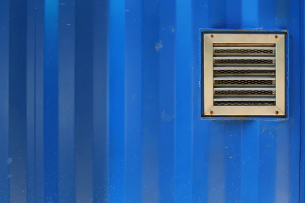 Ventilação de alumínio na parede azul do recipiente de carga — Fotografia de Stock