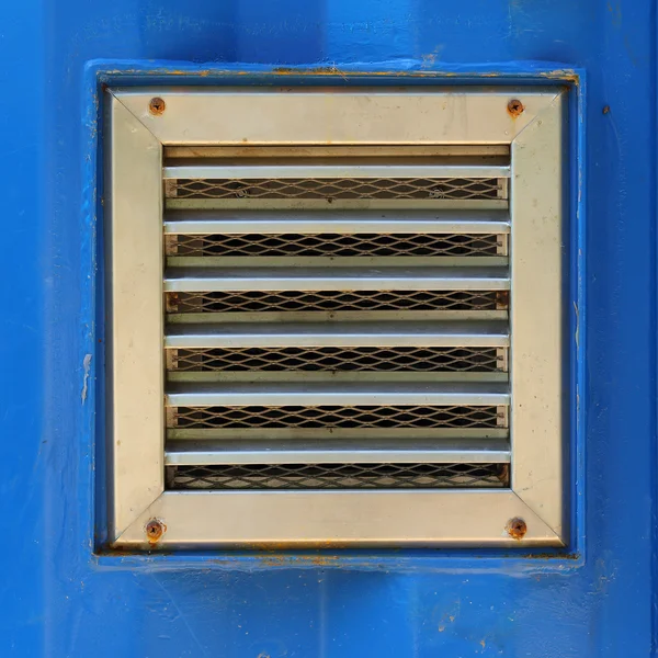 Ventilación de aluminio en la pared del contenedor de carga azul — Foto de Stock