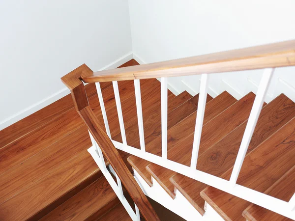 Escalera de madera en una casa moderna blanca — Foto de Stock