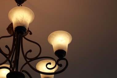 karanlık duvar arka plan üzerinde lüks Pyres