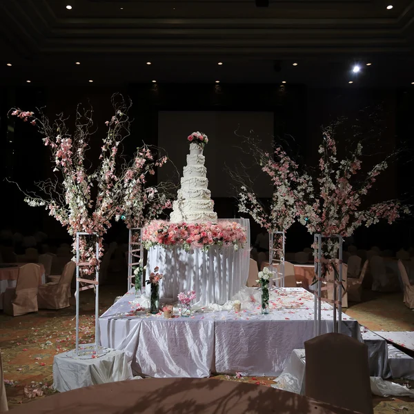 Hermoso pastel de boda blanco de lujo en la ceremonia de matrimonio — Foto de Stock