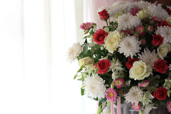 Buquê de flores organizar para a decoração no dia do casamento — Fotografia de Stock