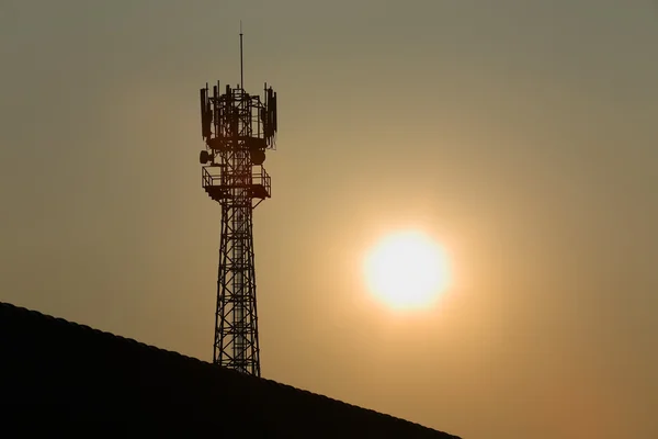 Antény radiového spojení a satelitní věž silueta — Stock fotografie