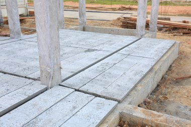 beton zemin döşeme masası şantiye binası içinde
