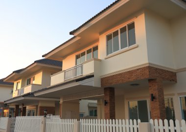 büyük bir ev modern tarzı ile güneş ve mavi gökyüzü arka plan