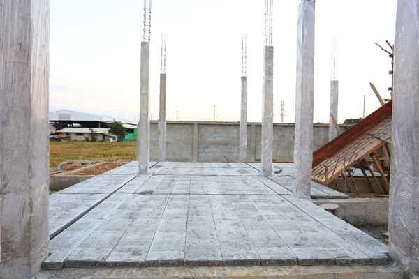 Betonnen vloer plaat paneel bij de opbouw van de bouwplaats — Stockfoto
