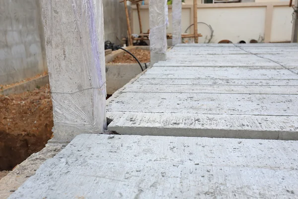 beton zemin döşeme masası şantiye binası içinde