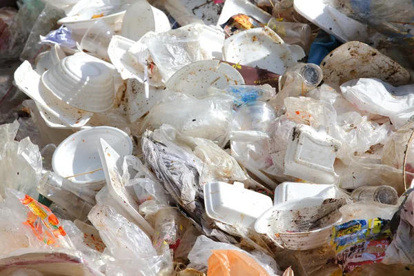 塑料和泡沫塑料垃圾，环境的污染 — 图库照片