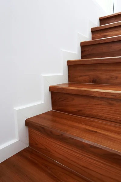 Деревянная лестница в белом современном доме — стоковое фото