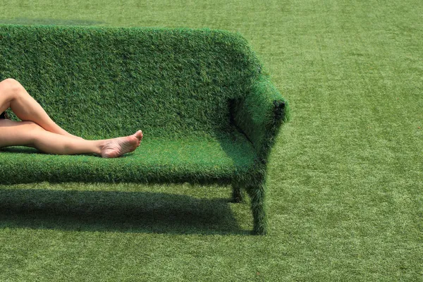 Eko styl wnętrz sofa trawy z zielonej trawie — Zdjęcie stockowe