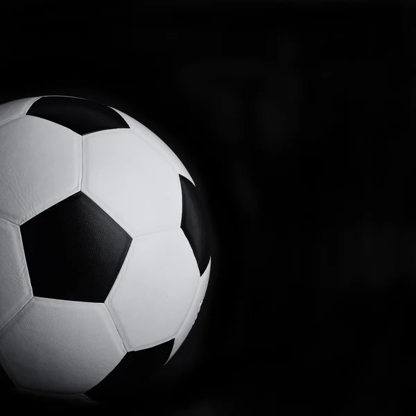 Pallone da calcio su sfondo nero — Foto Stock