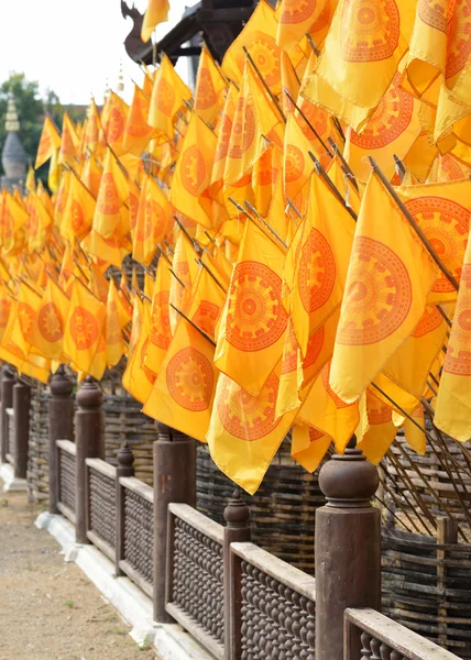Vlajka dharmacakra, symbol buddhismu v thajském chrámu, Thajsko — Stock fotografie